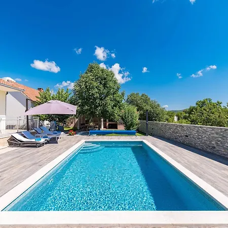 Дом отдыха Near Krka With Private Pool