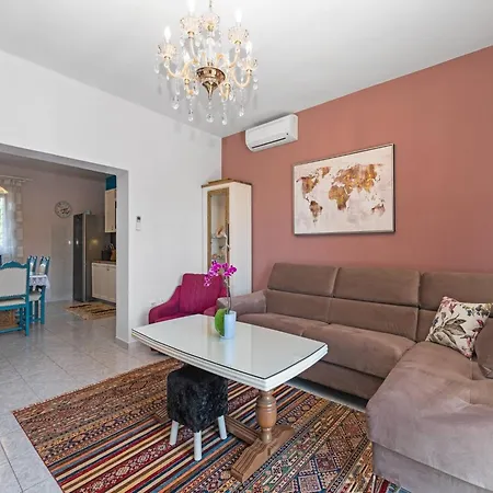 Дом отдыха Near Krka With Private Pool