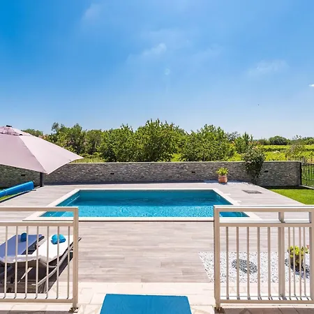 Дом отдыха Near Krka With Private Pool