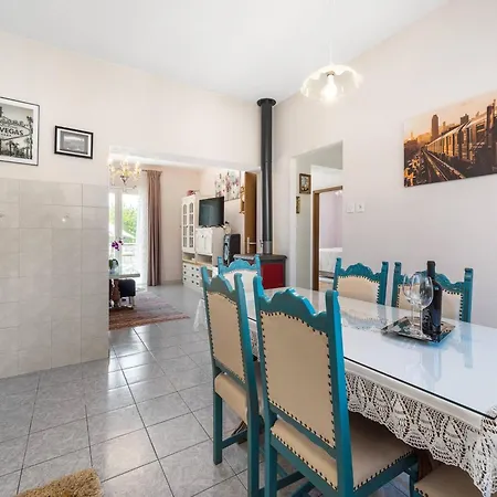 Дом отдыха Near Krka With Private Pool