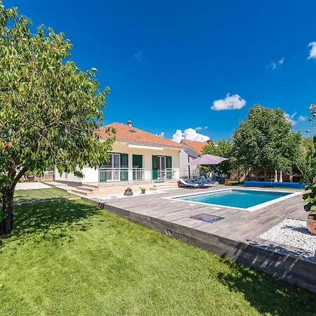 Дом отдыха Near Krka With Private Pool