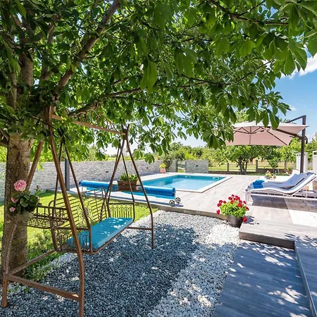 Дом отдыха Near Krka With Private Pool