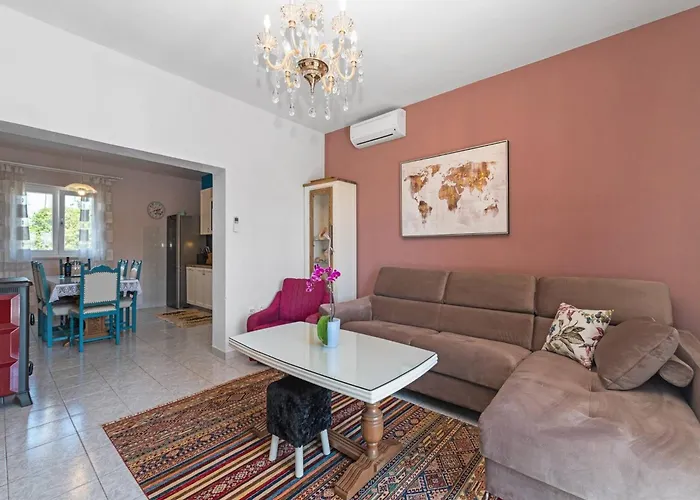 Vakantiehuis Near Krka With Private Pool