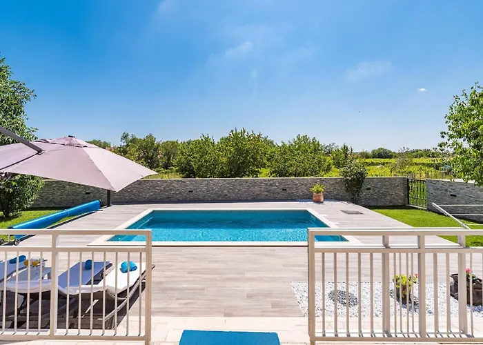 Vakantiehuis Near Krka With Private Pool