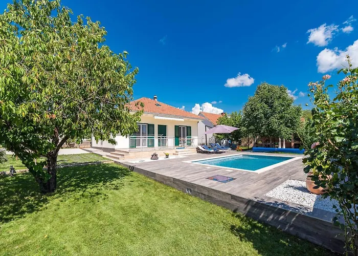 Dom wakacyjny Near Krka With Private Pool